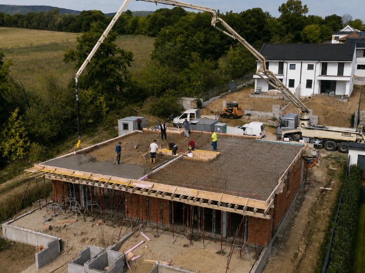 Szerkezetépítés: födémbetonozás betonpumpával és zsaluzással